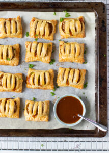 Zelfgemaakte mini frikandelbroodjes