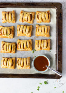 Zelfgemaakte mini frikandelbroodjes