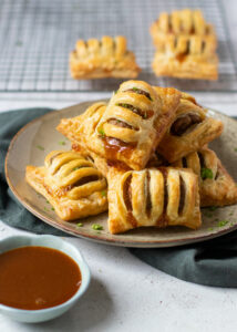Zelfgemaakte mini frikandelbroodjes