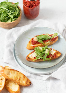 Bruscheta met tomaten tapenade, rucola & Parmezaanse kaas