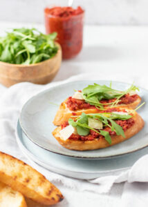 Bruscheta met tomaten tapenade, rucola & Parmezaanse kaas