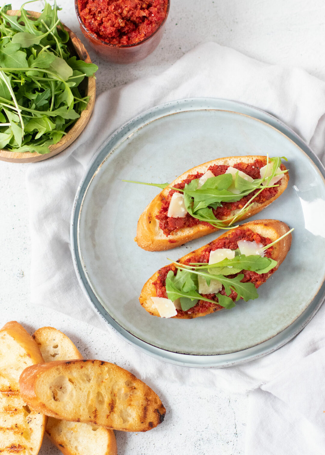 Bruscheta met tomaten tapenade, rucola & Parmezaanse kaas
