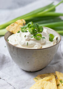 Chips dip met verse bieslook & lente-ui