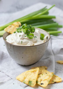 Chips dip met verse bieslook & lente-ui