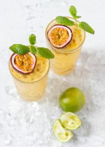 Mocktail van gemberbier, passievrucht & limoen