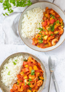 Wokgarnalen in tomatensaus met paprika, courgette & rijst