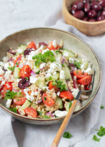 Griekse salade met parelcouscous