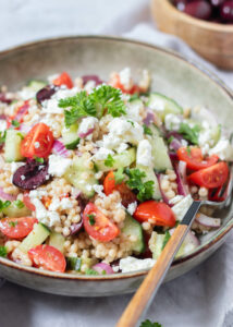 Griekse salade met parelcouscous