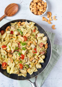 Pasta met kipfilet, spekjes, boursin & cashewnoten