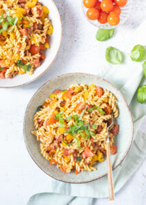 Pastasalade met chorizo, paprika & basilicum