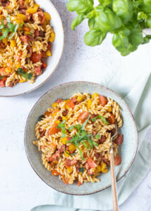 Pastasalade met chorizo, paprika & basilicum