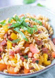 Pastasalade met chorizo, paprika & basilicum