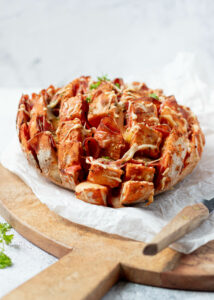 Plukbrood met salami, mozzarella & oregano