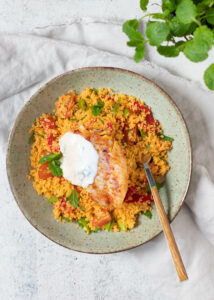 Couscoussalade met roodbaarsfilet, gegrilde paprika & een yoghurt-munt sausje