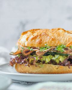 Broodje met avocado-ei salade & vegetarisch broodbeleg