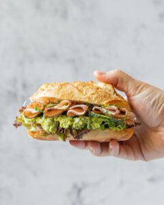 Broodje met avocado-ei salade & vegetarisch broodbeleg
