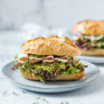 Broodje met avocado-ei salade & vegetarisch broodbeleg