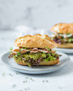 Broodje met avocado-ei salade & vegetarisch broodbeleg