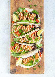 Taco's met scampi fritti, avocado & een Sriracha mayonaise