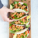 Taco's met scampi fritti, avocado & een Sriracha mayonaise