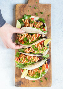 Taco's met scampi fritti, avocado & een Sriracha mayonaise