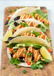 Taco's met scampi fritti, avocado & een Sriracha mayonaise