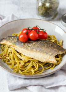 Tagliatelle met zeebaarsfilet, pesto & cherrytomaatjes