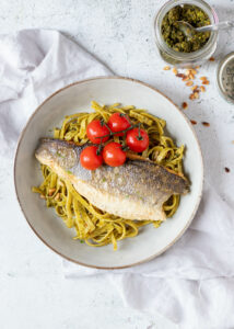 Tagliatelle met zeebaarsfilet, pesto & cherrytomaatjes