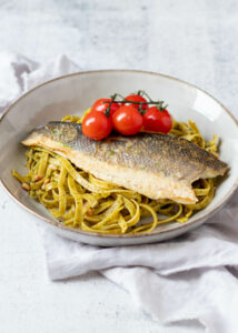 Tagliatelle met zeebaarsfilet, pesto & cherrytomaatjes