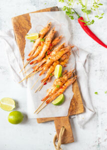 Hele garnalen van de grill met limoen, gember, honing & knoflook