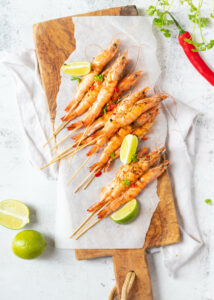 Hele garnalen van de grill met limoen, gember, honing & knoflook