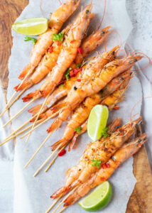 Hele garnalen van de grill met limoen, gember, honing & knoflook