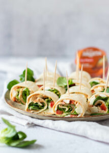 Wraps met kip paté, paprika & mozzarella