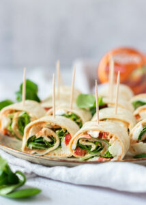 Wraps met kip paté, paprika & mozzarella