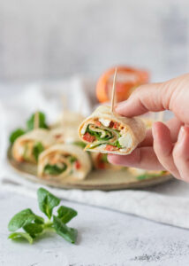 Wraps met kip paté, paprika & mozzarella