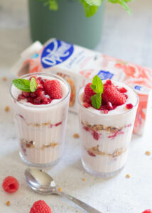 Yoghurt flip met frambozen, granaatappel & cruesli