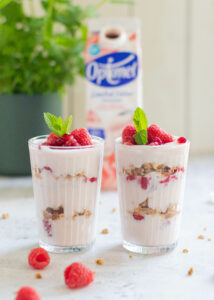Yoghurt flip met frambozen, granaatappel & cruesli