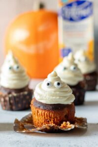 Spooky cupcakes met roomkaas frosting
